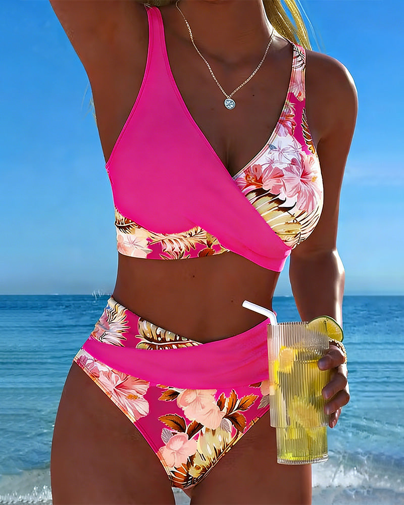 Bikini med kontrasterande blommönster och slits