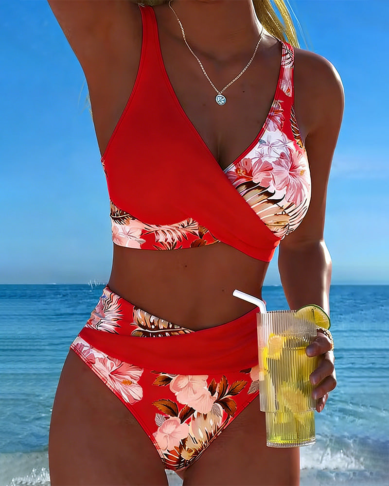 Bikini med kontrasterande blommönster och slits