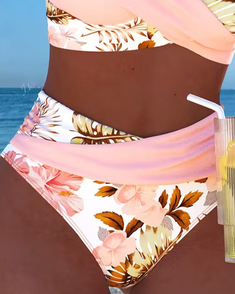 Bikini med kontrasterande blommönster och slits