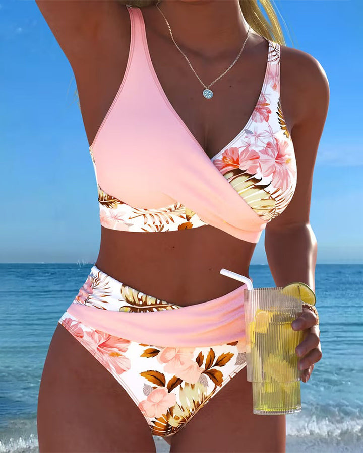 Bikini med kontrasterande blommönster och slits