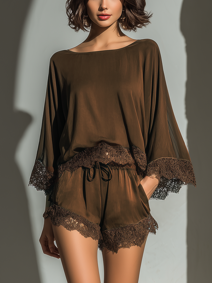 Alice - Topp- och shorts-set i chokladfärgad satin med båtnacke