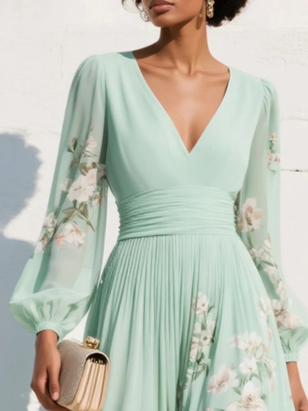Ljusgrön V-ringad chiffon veckad blommönstrad midiklänning