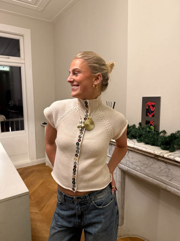Scandivv kortärmad stickad tröja med knappar – beige/benvit