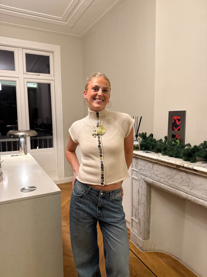Scandivv kortärmad stickad tröja med knappar – beige/benvit