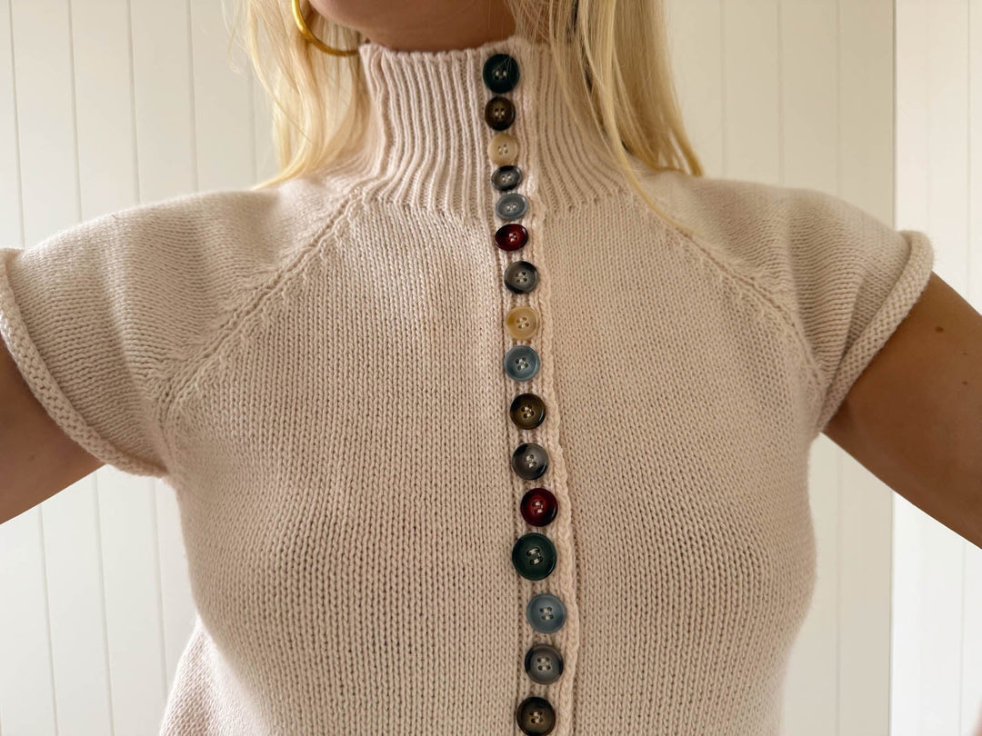 Scandivv kortärmad stickad tröja med knappar – beige/benvit