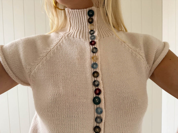 Scandivv kortärmad stickad tröja med knappar – beige/benvit
