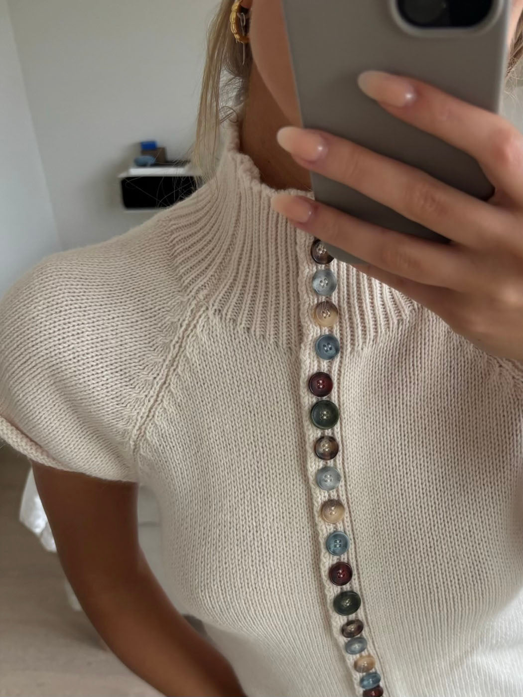 Scandivv kortärmad stickad tröja med knappar – beige/benvit