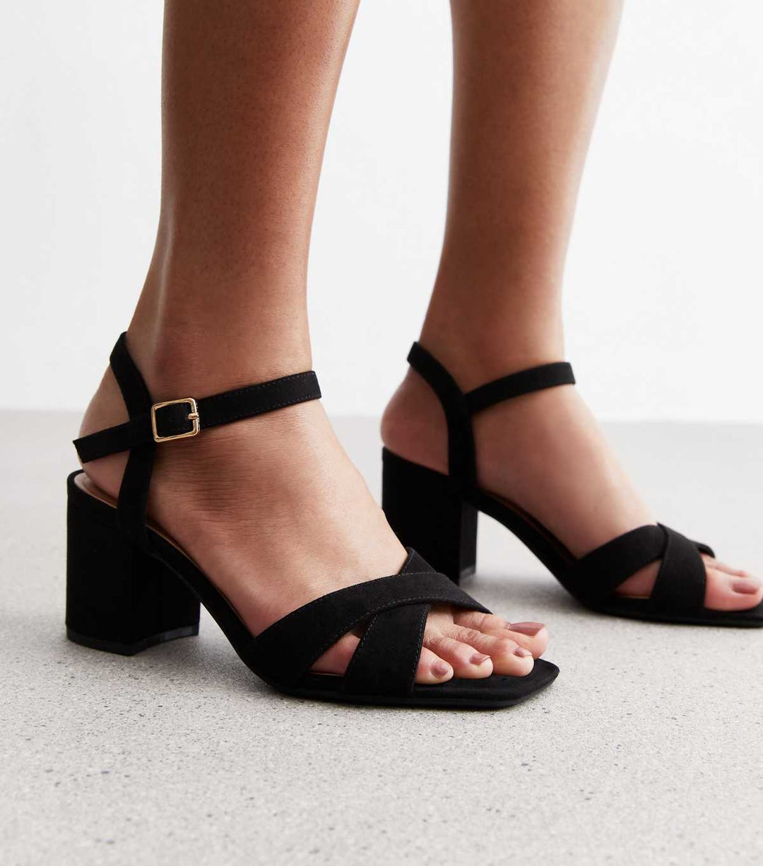 Sandaler i svart suedette med bred passform och tvådelad blockklack | New Look