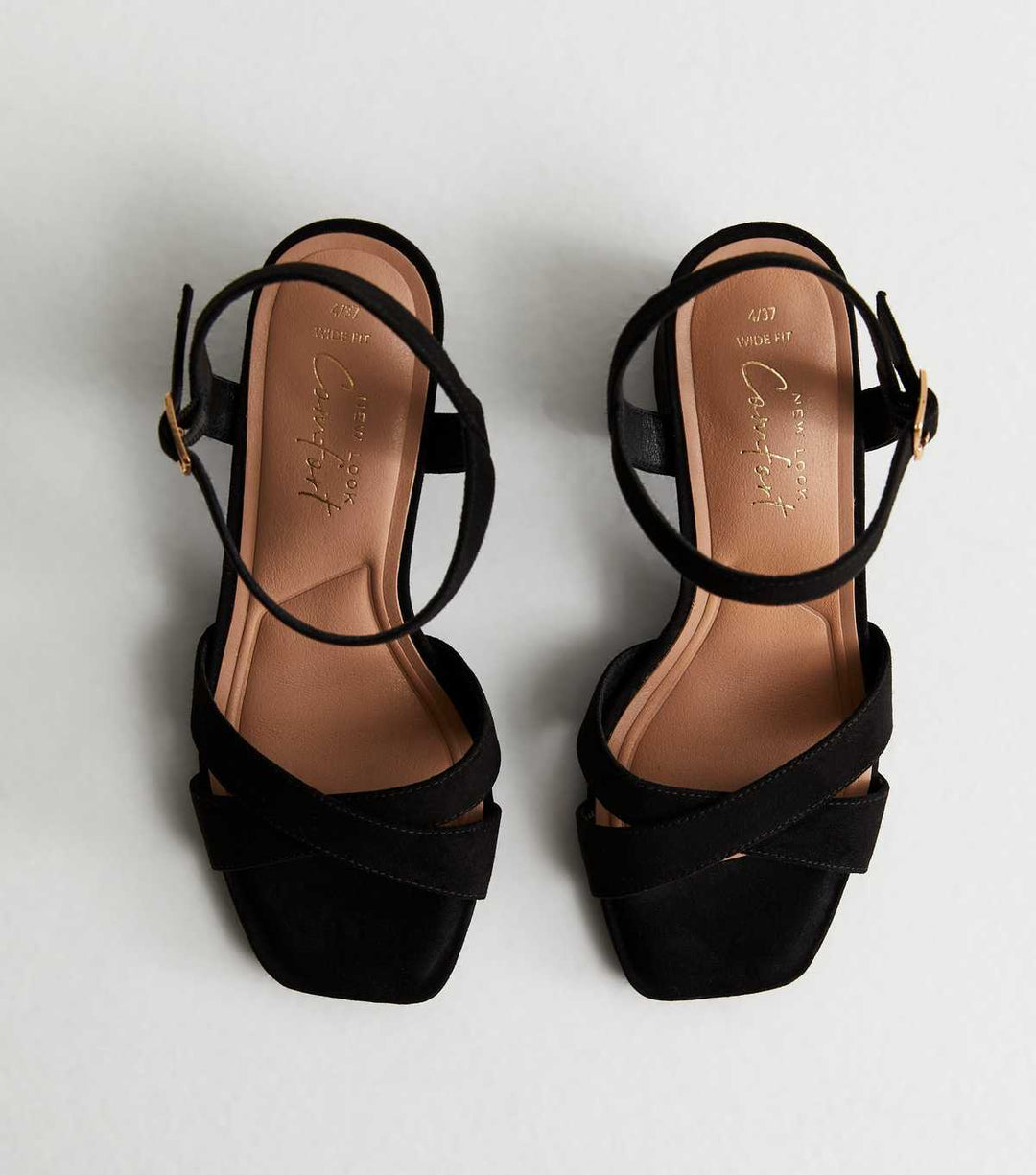 Sandaler i svart suedette med bred passform och tvådelad blockklack | New Look