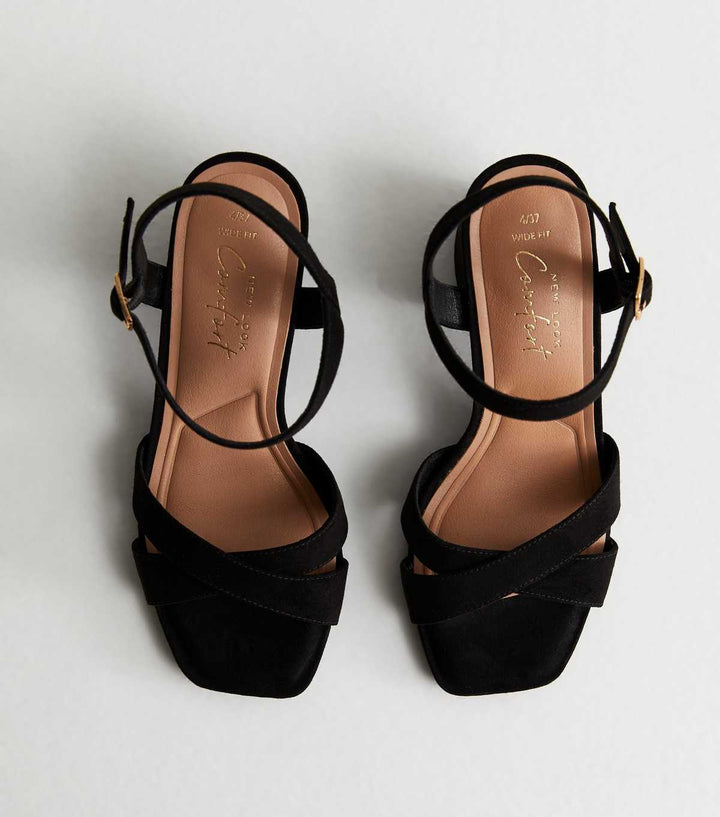 Sandaler i svart suedette med bred passform och tvådelad blockklack | New Look