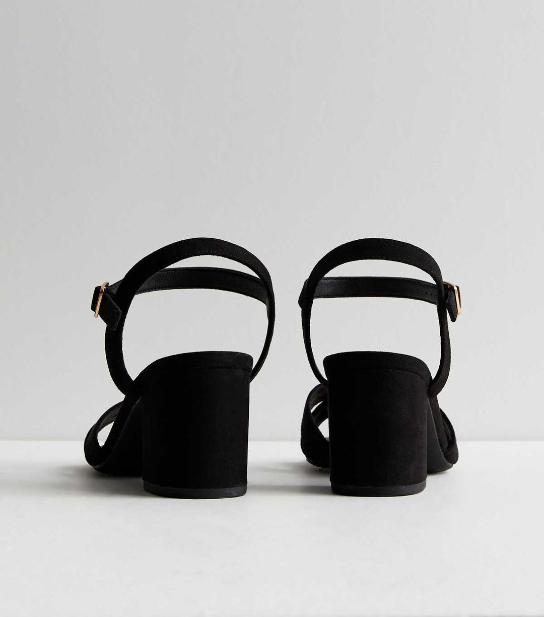 Sandaler i svart suedette med bred passform och tvådelad blockklack | New Look