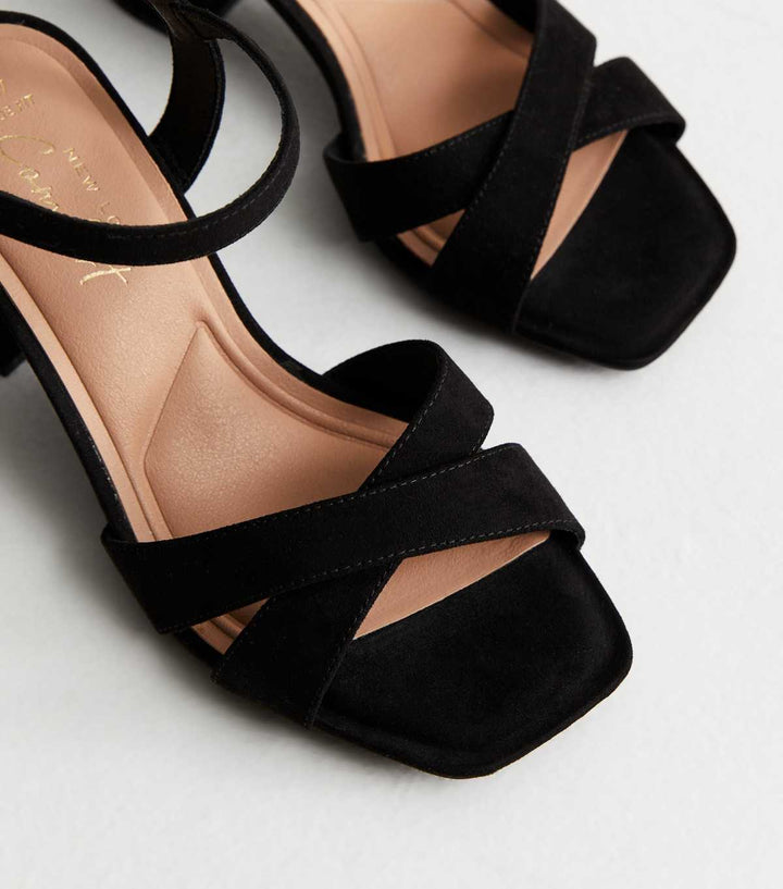 Sandaler i svart suedette med bred passform och tvådelad blockklack | New Look